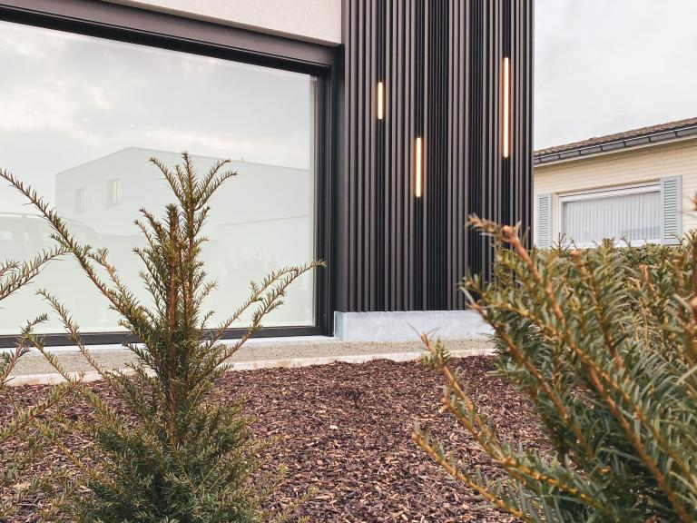 Demaeght zonwering en interieur plaatste deze prachtige gevelbekleding van Renson type Linarte Random aan deze gerenoveerde woning te Beveren-Leie. Met deze lamellen kan u naar hartenlust combineren. Ook is het mogelijk om hier Led-verlichting te integreren alsook houten invullingen.