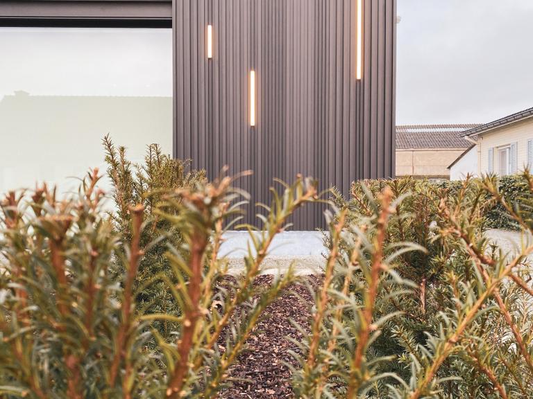 Demaeght zonwering en interieur plaatste deze prachtige gevelbekleding van Renson type Linarte Random aan deze gerenoveerde woning te Beveren-Leie. Met deze lamellen kan u naar hartenlust combineren. Ook is het mogelijk om hier Led-verlichting te integreren alsook houten invullingen.