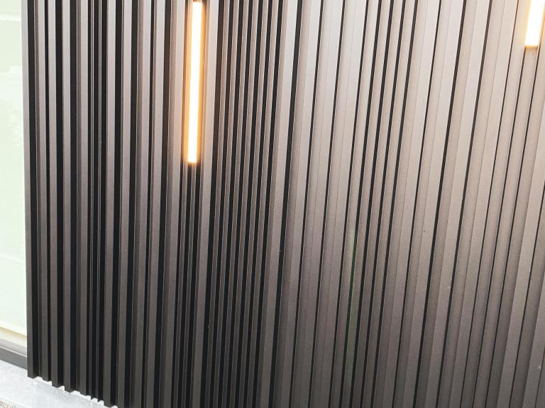 Demaeght zonwering en interieur plaatste deze prachtige gevelbekleding van Renson type Linarte Random aan deze gerenoveerde woning te Beveren-Leie. Met deze lamellen kan u naar hartenlust combineren. Ook is het mogelijk om hier Led-verlichting te integreren alsook houten invullingen.