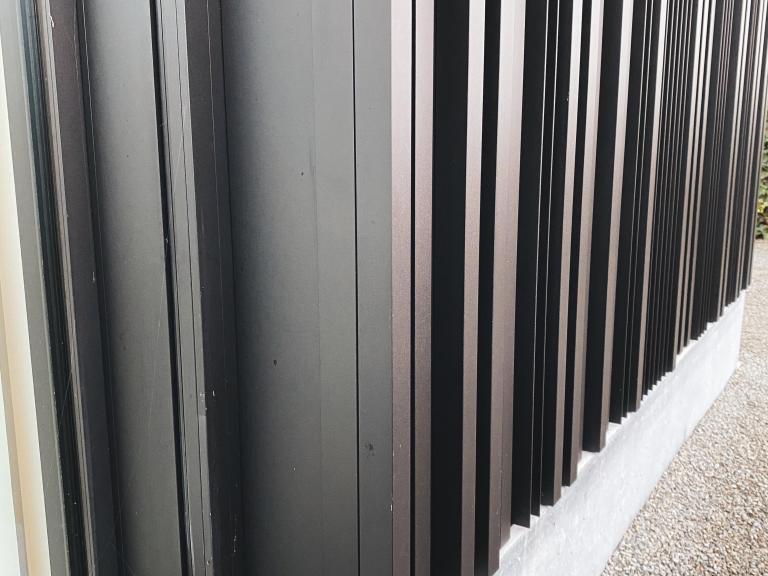 Demaeght zonwering en interieur plaatste deze prachtige gevelbekleding van Renson type Linarte Random aan deze gerenoveerde woning te Beveren-Leie. Met deze lamellen kan u naar hartenlust combineren. Ook is het mogelijk om hier Led-verlichting te integreren alsook houten invullingen.