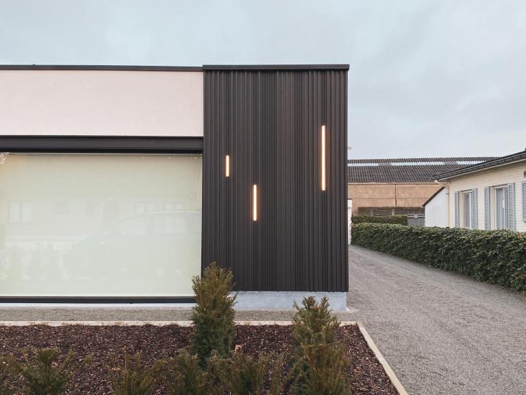 Demaeght zonwering en interieur plaatste deze prachtige gevelbekleding van Renson type Linarte Random aan deze gerenoveerde woning te Beveren-Leie. Met deze lamellen kan u naar hartenlust combineren. Ook is het mogelijk om hier Led-verlichting te integreren alsook houten invullingen.
