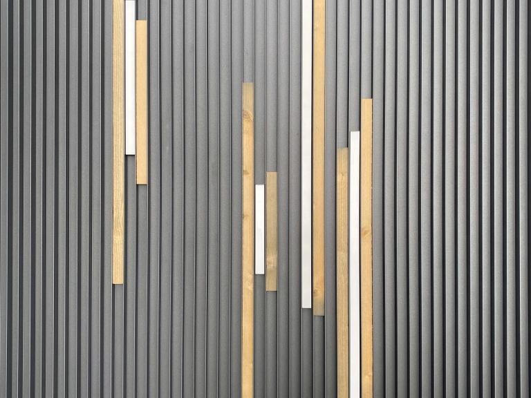 Demaeght Zonwering en interieur plaatste aan restaurant La Rosa D oro uit sint-eloois-vijve deze Renson Algarve lamellendak met Renson Linarte. Een terrasoverkapping geplaatst aan deze horeca zorgt voor extra plaatsen. Modern en strak design en kwalitatieve producten. architectuur highend 