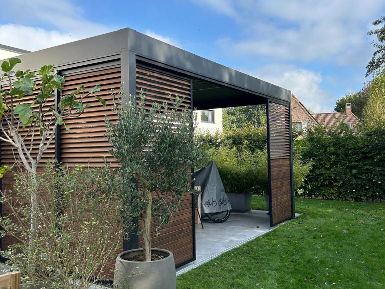 Renton Algarve terrasoverkapping geplaatst door Demaeght zonwering aan deze moderne woning te zulte. Een lamellendak gemonteerd aan de woning. Als optie met houten lamellen en schuifpanelen type Loggia privacy. Modern en strak design van Belgische kwaliteit. Vraag hier uw offerte. Deinze Kortrijk Gent Tielt Oudenaarde Ronse Kluisbergen Anzegem Kruisem Wevelgem Deerlijk