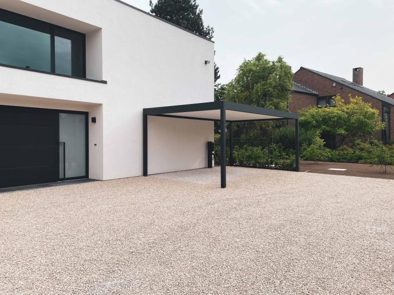 Demaeght zonwering plaatste deze Renson Algarve canvas Carport aan deze moderne woning te Wortegem. Een modern en strak design gecombineerd met kwalitatieve producten. Architecturaal en slanke profielen. 