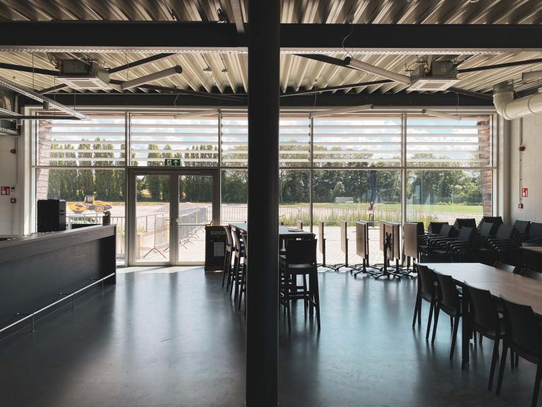 Demaeght Zonwering plaatste aan een voetbal kantine te Diegem Brussel deze structurele zonwering van Renson. Vliegtuiglamellen van Renson type Icarus 200 QuickFix onder 60°. Zonwerend maar laat het licht toch toe in de kantine. Modern en strak design zonder onderhoud. Architectural design. Een realisatie voor Eiffage Pit architecten.