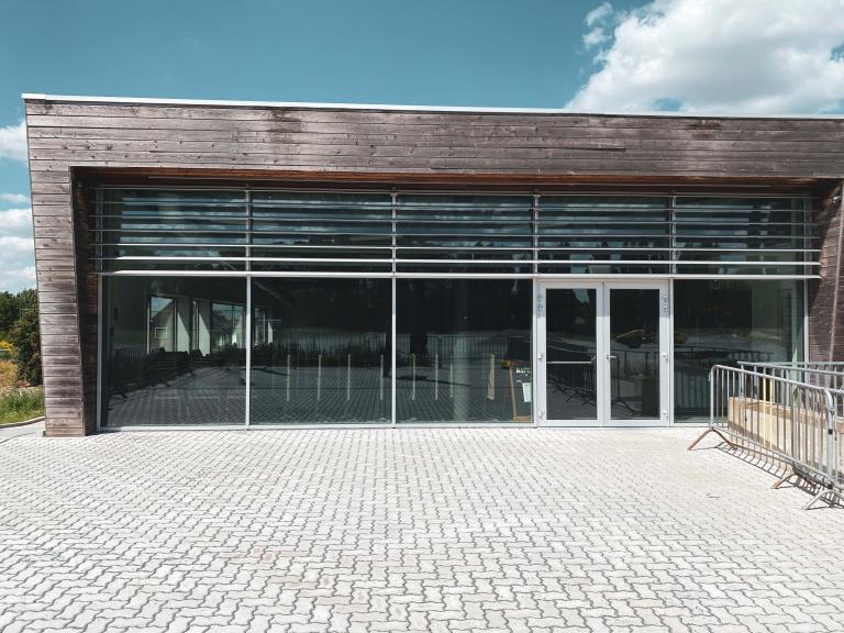 Demaeght Zonwering plaatste aan een voetbal kantine te Diegem Brussel deze structurele zonwering van Renson. Vliegtuiglamellen van Renson type Icarus 200 QuickFix onder 60°. Zonwerend maar laat het licht toch toe in de kantine. Modern en strak design zonder onderhoud. Architectural design. Een realisatie voor Eiffage Pit architecten.