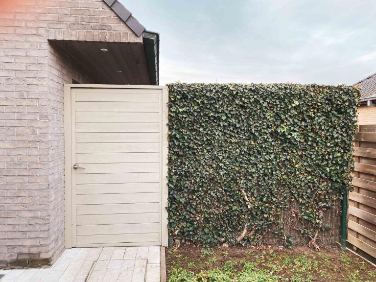 Demaeght zonwering en interieur plaatste in deze tuin Renson Linarte gevelbekleding als tuinpoortje en afscheiding. Een scheidingswand en poort als tuinafsluiting. Renson Linarte profielen zorgen voor een ongeëvenaard design.