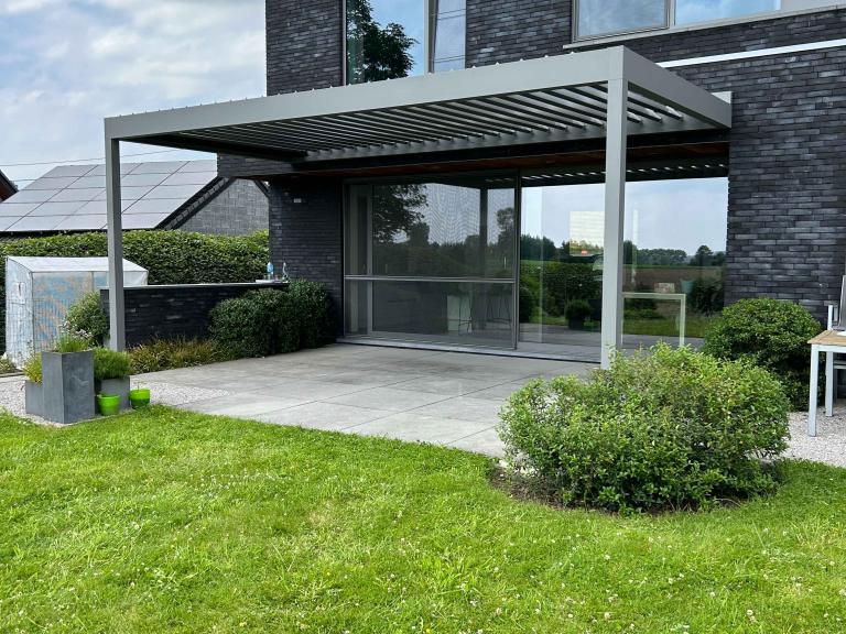 Renson Algarve terrasoverkapping geplaatst aan deze moderne woning te Wortegem door Demaeght bv. Een aluminium pergola gemonteerd aan de gevel. Belgische kwaliteit. Vraag hier uw offerte op maat. Een overkapping voor uw tuin en terras. nieuwbouw renovatie. Deinze Waregem Oostrozebeke Anzegem Tielt Kortrijk Kluisbergen Ronse Oudenaarde 