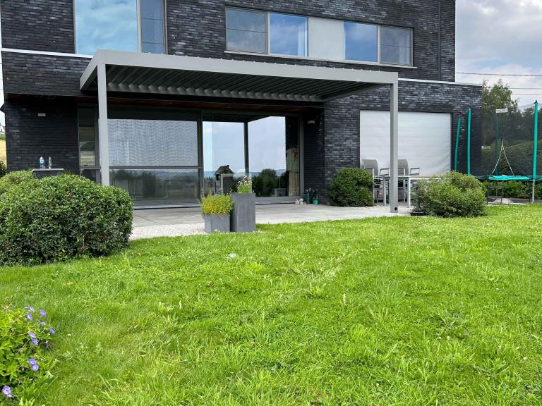 Renson Algarve terrasoverkapping geplaatst aan deze moderne woning te Wortegem door Demaeght bv. Een aluminium pergola gemonteerd aan de gevel. Belgische kwaliteit. Vraag hier uw offerte op maat. Een overkapping voor uw tuin en terras. nieuwbouw renovatie. Deinze Waregem Oostrozebeke Anzegem Tielt Kortrijk Kluisbergen Ronse Oudenaarde 