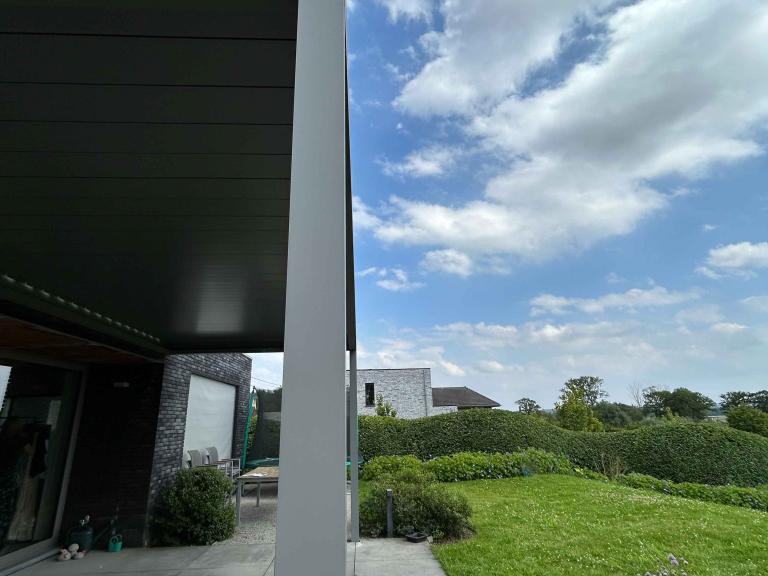 Renson Algarve terrasoverkapping geplaatst aan deze moderne woning te Wortegem door Demaeght bv. Een aluminium pergola gemonteerd aan de gevel. Belgische kwaliteit. Vraag hier uw offerte op maat. Een overkapping voor uw tuin en terras. nieuwbouw renovatie. Deinze Waregem Oostrozebeke Anzegem Tielt Kortrijk Kluisbergen Ronse Oudenaarde 