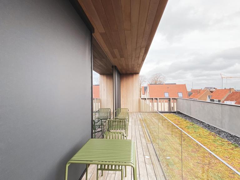 Demaeght zonwering en interieur plaatste op deze Penthouse deze windvaste doekzonwering van Renson te Sint-baafs-vijve. De Fixscreen technologie past aan iedere woning zowel modern als landelijk.