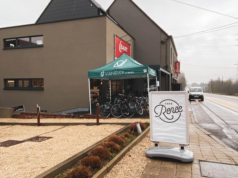 Demaeght zonwering en interieur plaatste aan deze fietsenzaak Bart Bikes te Anzegem deze Weinor Terrazza pure glasoase. Modern en strak design gecombineerd met kwalitatieve producten.