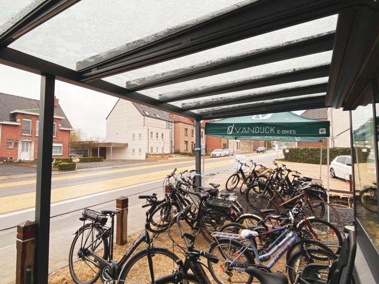 Demaeght zonwering en interieur plaatste aan deze fietsenzaak Bart Bikes te Anzegem deze Weinor Terrazza pure glasoase. Modern en strak design gecombineerd met kwalitatieve producten.
