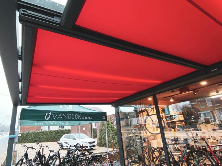 Demaeght zonwering en interieur plaatste aan deze fietsenzaak Bart Bikes te Anzegem deze Weinor Terrazza pure glasoase. Modern en strak design gecombineerd met kwalitatieve producten.
