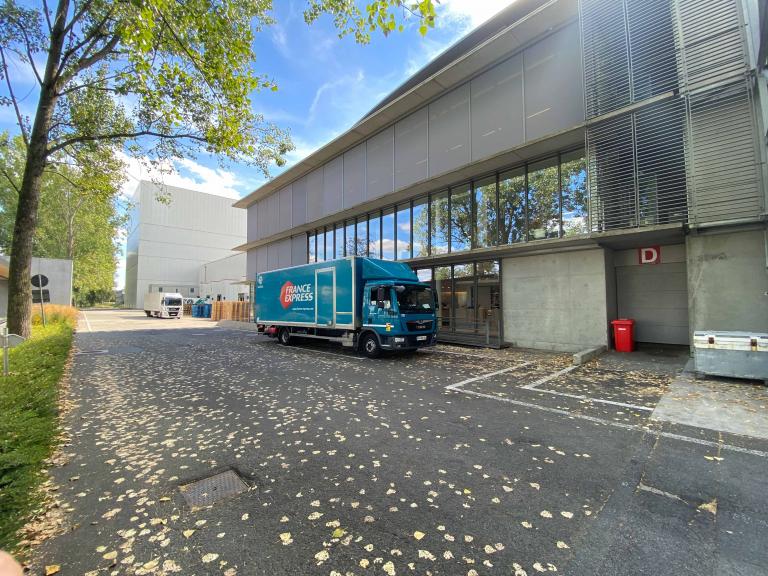 Renson Fixscreen 150 zonwering geplaatst door Demaeght zonwering en interieur aan de burelen van Crops nv te Ooigem. Met de Fixscreen technologie heeft u altijd een mooi en strak gespannen doek. Een architecturaal design van Belgische kwaliteit. Ga oververhitting tegen met zonwering met Somfy motoren. prachtig project