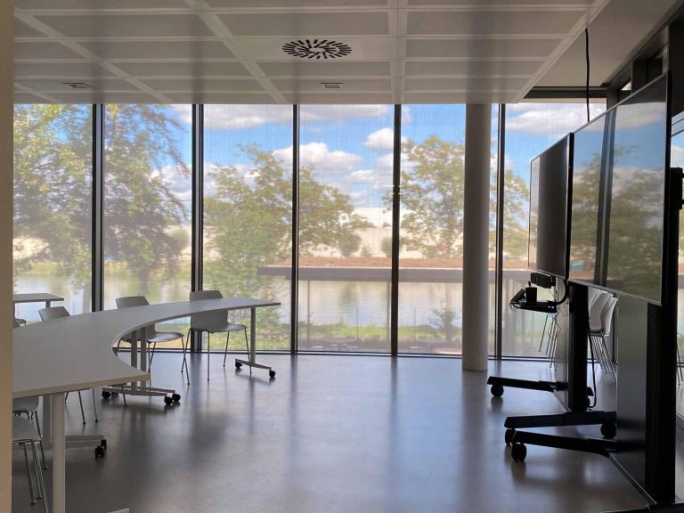 Renson Fixscreen 150 zonwering geplaatst door Demaeght zonwering en interieur aan de burelen van Crops nv te Ooigem. Met de Fixscreen technologie heeft u altijd een mooi en strak gespannen doek. Een architecturaal design van Belgische kwaliteit. Ga oververhitting tegen met zonwering met Somfy motoren. prachtig project