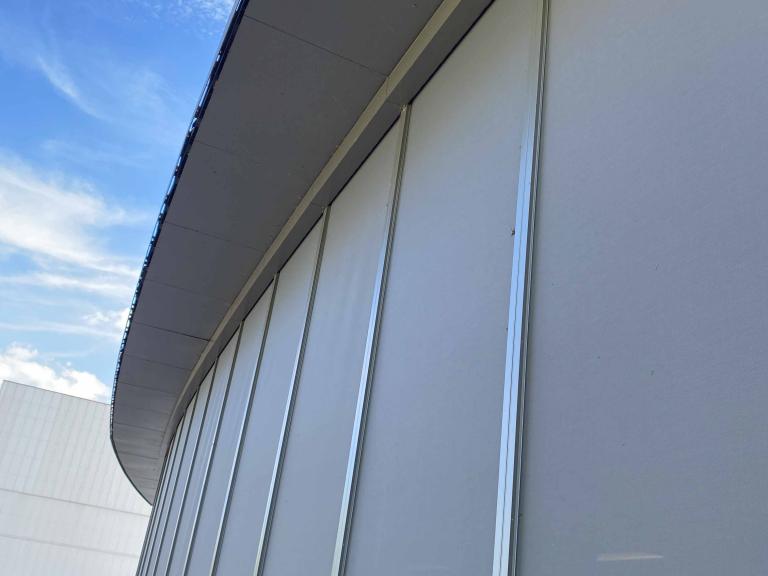 Renson Fixscreen 150 zonwering geplaatst door Demaeght zonwering en interieur aan de burelen van Crops nv te Ooigem. Met de Fixscreen technologie heeft u altijd een mooi en strak gespannen doek. Een architecturaal design van Belgische kwaliteit. Ga oververhitting tegen met zonwering met Somfy motoren. prachtig project