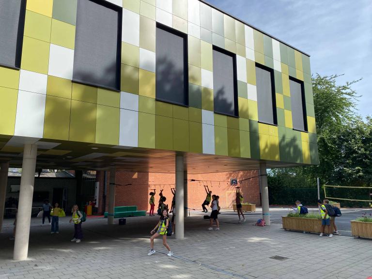 Demaeght zonwering en interieur plaatste deze Renson Fixscreen 100 ms7 aan deze basisschool te oostrozebeke de mandelbloesem. Deze school werd gerenoveerd en de doekzonwering werd naadloos verwerkt in het gevelpakket. Een modern en strak design. Architectuur zonwering zon basisschool onderwijs architecture outdoor exterior exterieur