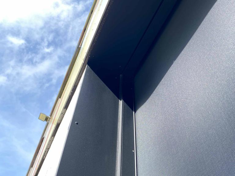 Demaeght zonwering en interieur plaatste deze Renson Fixscreen 100 ms7 aan deze basisschool te oostrozebeke de mandelbloesem. Deze school werd gerenoveerd en de doekzonwering werd naadloos verwerkt in het gevelpakket. Een modern en strak design. Architectuur zonwering zon basisschool onderwijs architecture outdoor exterior exterieur