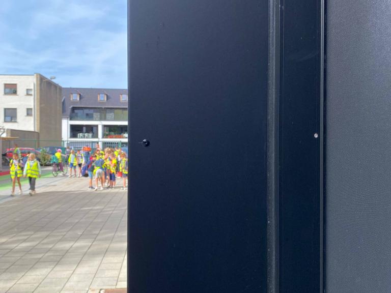 Demaeght zonwering en interieur plaatste deze Renson Fixscreen 100 ms7 aan deze basisschool te oostrozebeke de mandelbloesem. Deze school werd gerenoveerd en de doekzonwering werd naadloos verwerkt in het gevelpakket. Een modern en strak design. Architectuur zonwering zon basisschool onderwijs architecture outdoor exterior exterieur