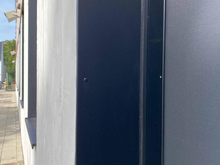 Demaeght zonwering en interieur plaatste deze Renson Fixscreen 100 ms7 aan deze basisschool te oostrozebeke de mandelbloesem. Deze school werd gerenoveerd en de doekzonwering werd naadloos verwerkt in het gevelpakket. Een modern en strak design. Architectuur zonwering zon basisschool onderwijs architecture outdoor exterior exterieur