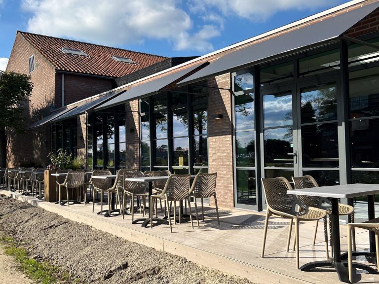 Fix panel markiezen geplaatst door Demaeght zonwering uit Waregem aan dit restaurant te Hulst. Deze hebben een zonwerende functie en zorgen voor een extra design aan de zaak. Modern en strak van Belgische kwaliteit. Vraag hier uw offerte voor op maat gemaakte markiezen. Waregem Oostrozebeke Gent Kortrijk Deinze Tielt Oudenaarde Kluisbergen Ronse Anzegem Kruisem Deerlijk Knokke Nieuwpoort Oostende Brugge