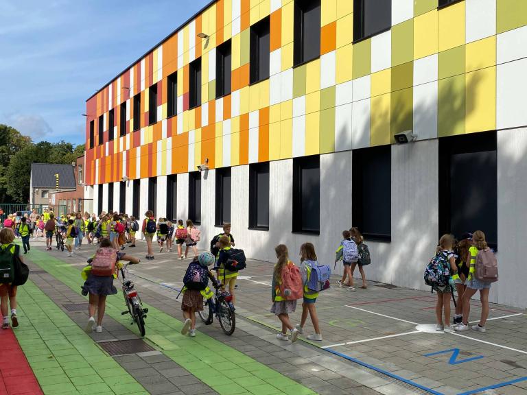 Demaeght zonwering en interieur plaatste deze Renson Fixscreen 100 ms7 aan deze basisschool te oostrozebeke de mandelbloesem. Deze school werd gerenoveerd en de doekzonwering werd naadloos verwerkt in het gevelpakket. Een modern en strak design. Architectuur zonwering zon basisschool onderwijs architecture outdoor exterior exterieur