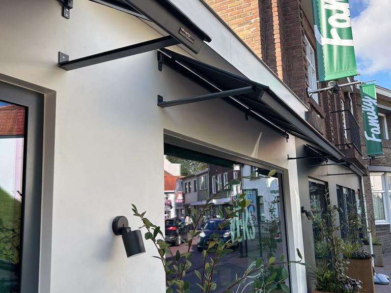 Fix panel markiezen geplaatst door Demaeght zonwering uit Waregem aan dit restaurant te Hulst. Deze hebben een zonwerende functie en zorgen voor een extra design aan de zaak. Modern en strak van Belgische kwaliteit. Vraag hier uw offerte voor op maat gemaakte markiezen. Waregem Oostrozebeke Gent Kortrijk Deinze Tielt Oudenaarde Kluisbergen Ronse Anzegem Kruisem Deerlijk Knokke Nieuwpoort Oostende Brugge