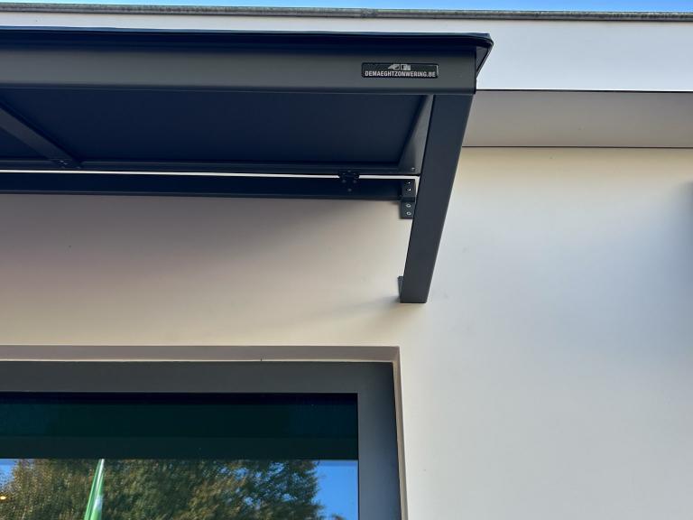 Fix panel markiezen geplaatst door Demaeght zonwering uit Waregem aan dit restaurant te Hulst. Deze hebben een zonwerende functie en zorgen voor een extra design aan de zaak. Modern en strak van Belgische kwaliteit. Vraag hier uw offerte voor op maat gemaakte markiezen. Waregem Oostrozebeke Gent Kortrijk Deinze Tielt Oudenaarde Kluisbergen Ronse Anzegem Kruisem Deerlijk Knokke Nieuwpoort Oostende Brugge