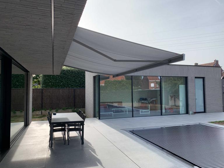 Weinor N2000 Kubata zonneluifel geplaatst door Demaeght zonwering aan deze moderne villa te Oostrozebeke. Een modern en strak design van Belgische kwaliteit. Hedendaagse woningen hebben last van oververhitting terwijl u toch nog wilt genieten van het terras. Architecturaal strak nieuwbouw renovatie actie Oudenaarde Waregem Zulte Deinze Oostrozebeke Meulebeke Ronse Anzegem Kortrijk Tielt Roeselare