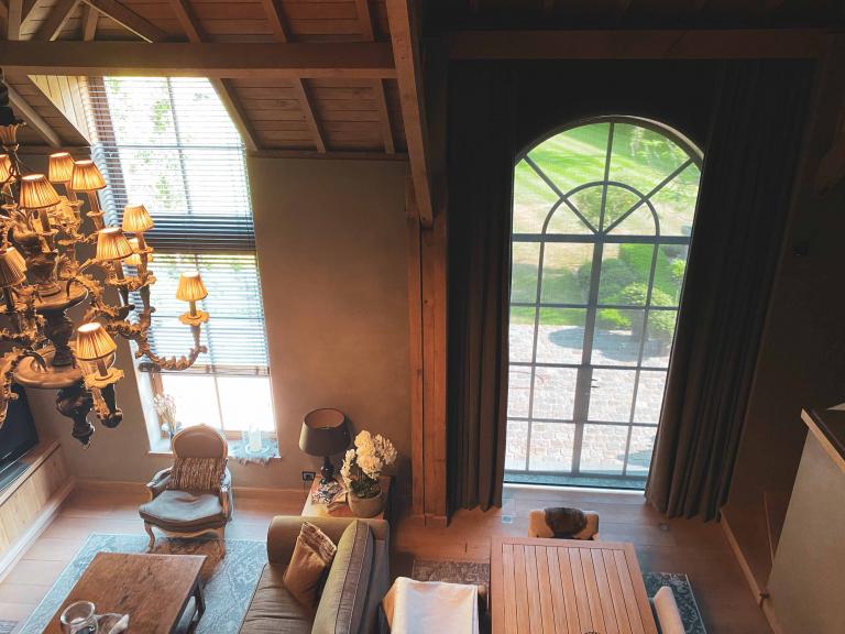 Demaeght zonwering en interieur plaatste deze houten lamellen aan dit groot raam in een landelijke woning te Deerlijk. 