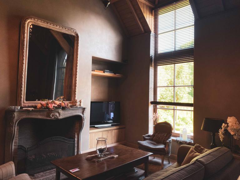Demaeght zonwering en interieur plaatste deze houten lamellen aan dit groot raam in een landelijke woning te Deerlijk. 