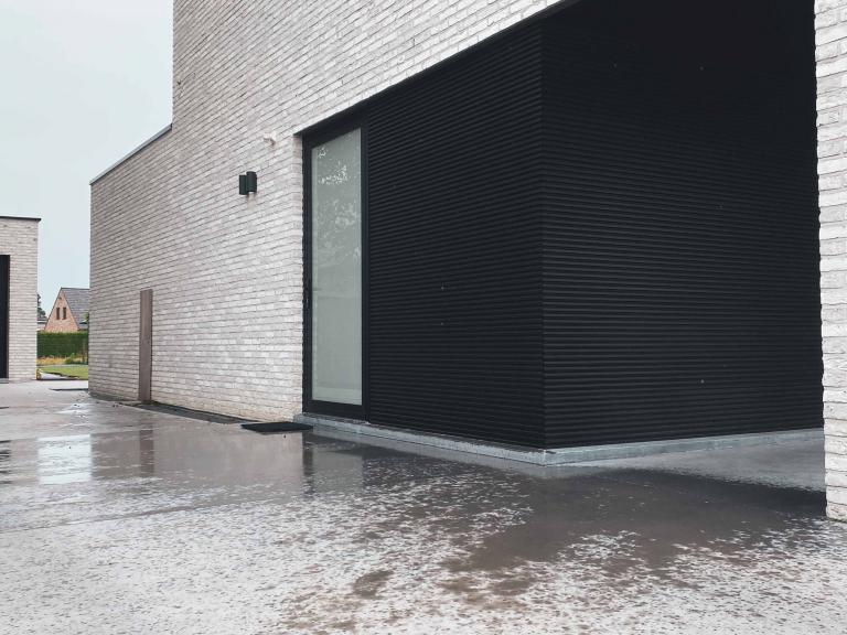 Demaeght zonwering en interieur plaatste aan deze nieuwbouw Renson Linius horizontale aluminium profielen te Meulebeke. Een modern en strak design gecombineerd in een kwalitatief product. 