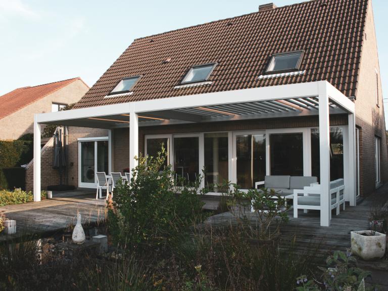 Demaeght zonwering installeerde deze mooie terrasoverkapping te Marke Kortrijk. Door het roteerbaar lamellendak kiest u zelf het lichtinval. Voor extra beschutting kan u kiezen voor windvaste doekzonwering. Zo heeft u een topresultaat in uw pergola.
