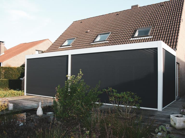 Demaeght zonwering installeerde deze mooie terrasoverkapping te Marke Kortrijk. Door het roteerbaar lamellendak kiest u zelf het lichtinval. Voor extra beschutting kan u kiezen voor windvaste doekzonwering. Zo heeft u een topresultaat in uw pergola.