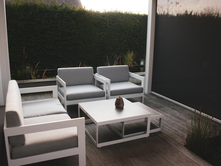 Demaeght zonwering installeerde deze mooie terrasoverkapping te Marke Kortrijk. Door het roteerbaar lamellendak kiest u zelf het lichtinval. Voor extra beschutting kan u kiezen voor windvaste doekzonwering. Zo heeft u een topresultaat in uw pergola.