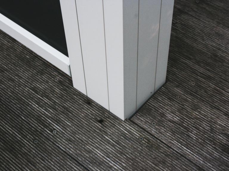 Demaeght zonwering installeerde deze mooie terrasoverkapping te Marke Kortrijk. Door het roteerbaar lamellendak kiest u zelf het lichtinval. Voor extra beschutting kan u kiezen voor windvaste doekzonwering. Zo heeft u een topresultaat in uw pergola.