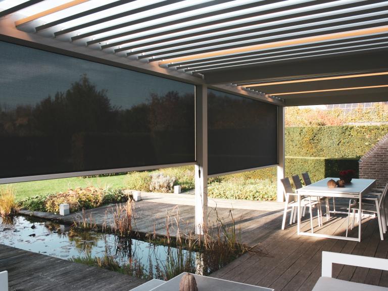 Demaeght zonwering installeerde deze mooie terrasoverkapping te Marke Kortrijk. Door het roteerbaar lamellendak kiest u zelf het lichtinval. Voor extra beschutting kan u kiezen voor windvaste doekzonwering. Zo heeft u een topresultaat in uw pergola.