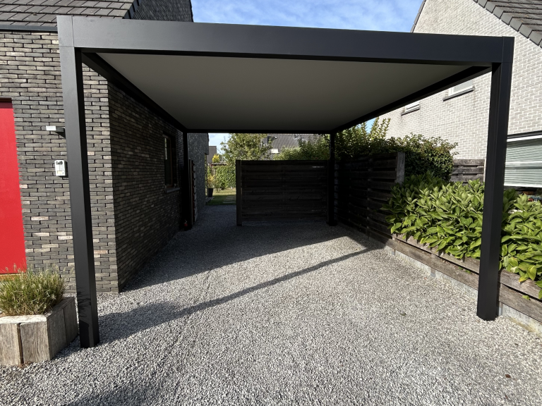 Renson Algarve Carport geplaatst aan deze woning door Demaeght zonwering te Harelbeke. Bescherm uw wagen tegen alle weersomstandigheden. Vraag hier uw offerte aan. Premium ambassador. Regio Waregem Oostrozebeke Tielt Deinze Oudenaarde Kortrijk Ronse Kluisbergen Kruisem