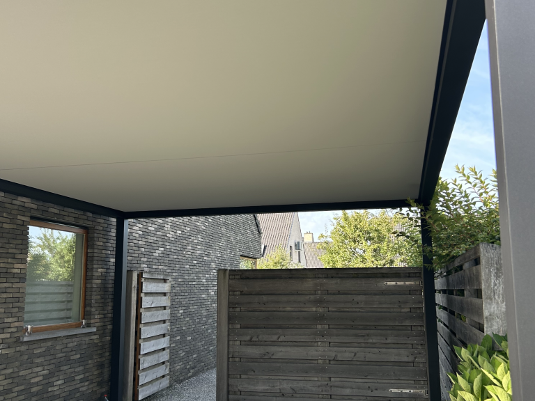 Renson Algarve Carport geplaatst aan deze woning door Demaeght zonwering te Harelbeke. Bescherm uw wagen tegen alle weersomstandigheden. Vraag hier uw offerte aan. Premium ambassador. Regio Waregem Oostrozebeke Tielt Deinze Oudenaarde Kortrijk Ronse Kluisbergen Kruisem
