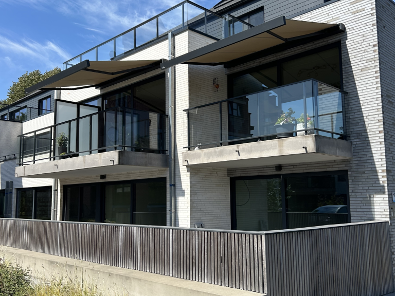 Weinor zonneluifel geplaatst door Demaeght zonwering te Waregem. Zonwering perfect te plaatsen op het eerste verdiep. Vraag hier uw offerte. Deinze Waregem Kortrijk Kruisem Tielt Kluisbergen Ronse Oudenaarde Anzegem Harelbeke