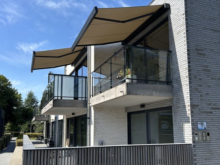 Weinor zonneluifel geplaatst door Demaeght zonwering te Waregem. Zonwering perfect te plaatsen op het eerste verdiep. Vraag hier uw offerte. Deinze Waregem Kortrijk Kruisem Tielt Kluisbergen Ronse Oudenaarde Anzegem Harelbeke