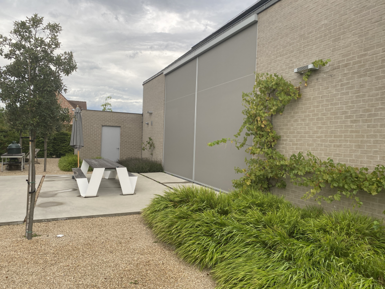 Demaeght zonwering installeerde verschillende grote fixscreen 150 aan deze prachtige moderne woning te Tiegem. Met de fixscreen technologie heeft u een gepattenteerde strak design in huis. Deze kan grote afmetingen aan en is perfect windvast.