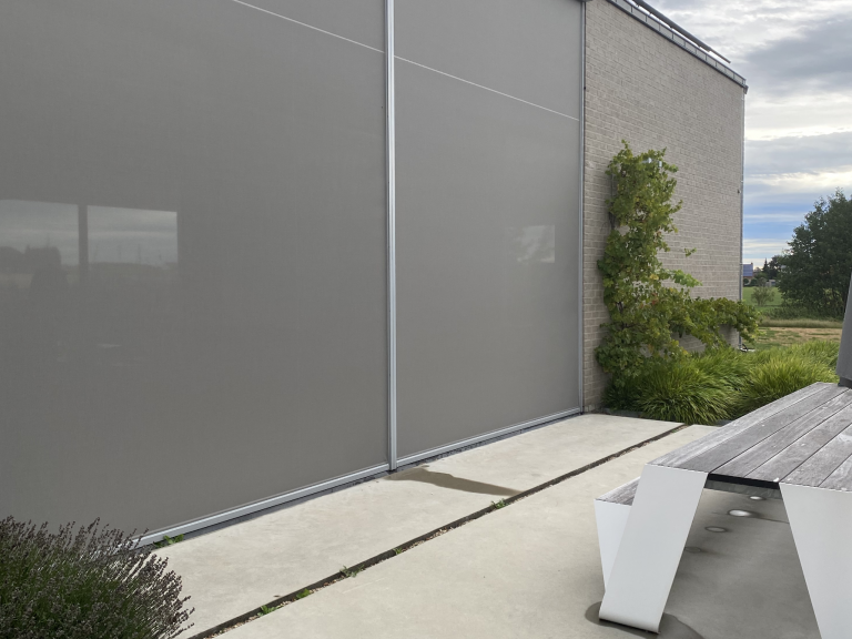 Demaeght zonwering installeerde verschillende grote fixscreen 150 aan deze prachtige moderne woning te Tiegem. Met de fixscreen technologie heeft u een gepattenteerde strak design in huis. Deze kan grote afmetingen aan en is perfect windvast.