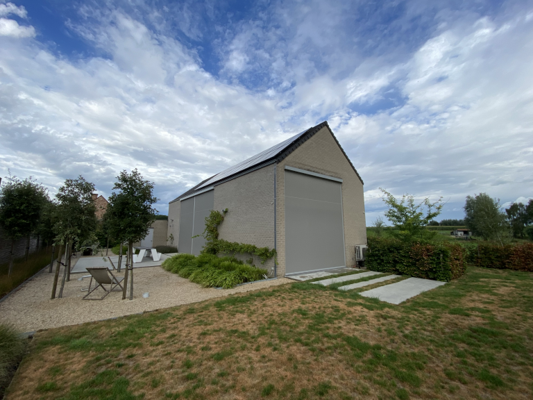 Demaeght zonwering installeerde verschillende grote fixscreen 150 aan deze prachtige moderne woning te Tiegem. Met de fixscreen technologie heeft u een gepattenteerde strak design in huis. Deze kan grote afmetingen aan en is perfect windvast.