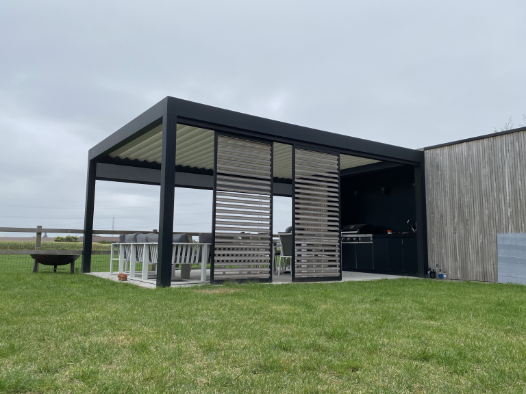 Demaeght zonwering installeerde deze mooie terrasoverkapping te Hulste. Door het roteerbaar lamellendak zorgt u op elk moment van de dag voor het gewenste lichtinval. Ook screens en schuifpanelen kunnen hierin worden geïntegreerd.