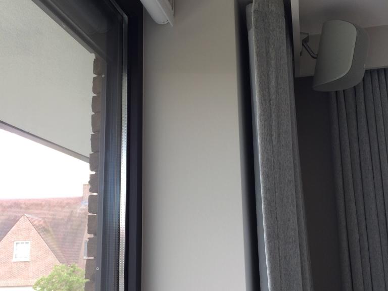 Demaeght zonwering plaatste deze prachtige Renson Fixscreen 100 doekzonwering aan alle raampartijen van Residentie ‘t leeuwke te waregem. Ook zonneluifel van winsol op alle terrassen. En Diaz raamdecoratie.