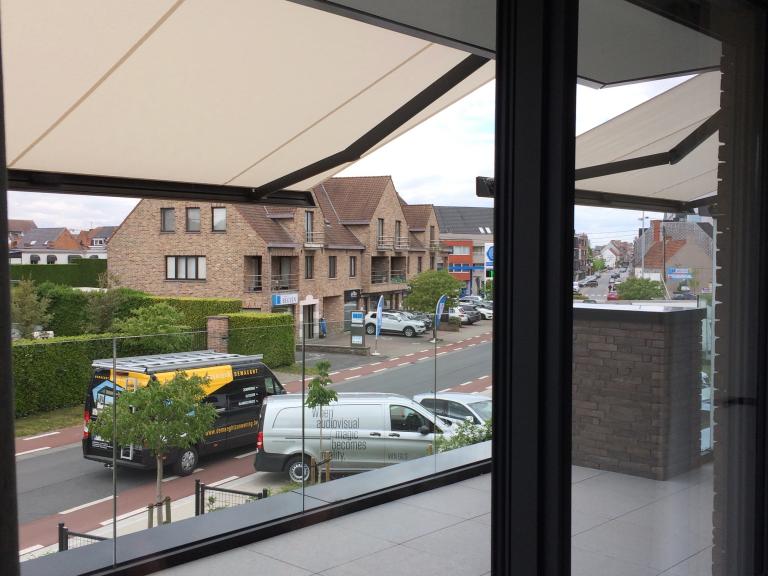 Demaeght zonwering plaatste deze prachtige Renson Fixscreen 100 doekzonwering aan alle raampartijen van Residentie ‘t leeuwke te waregem. Ook zonneluifel van winsol op alle terrassen. En Diaz raamdecoratie.