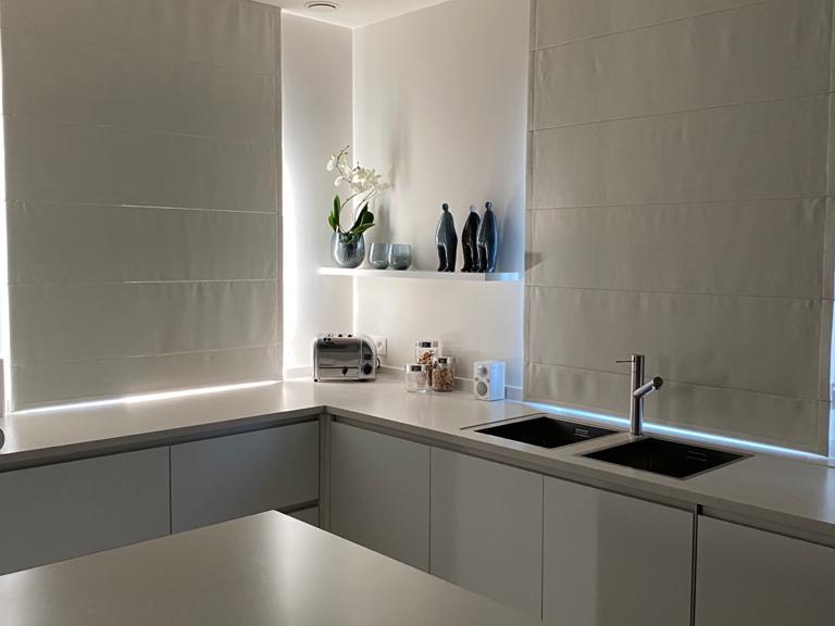 Demaeght zonwering en interieur plaatste in deze gerenoveerde woning deze prachtige raamdecoratie op maat van diaz. Overgordijnen zorgen voor sfeer en gezelligheid in elk interieur. Laat u hierin begeleiden door professionals.