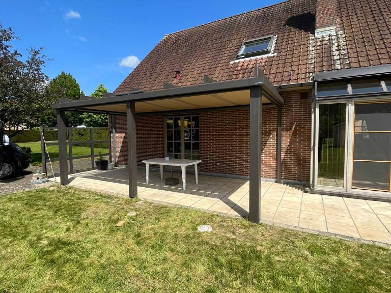 Weinor Terrazza Pure weinor Glasoase geplaatst door Demaeght zonwering te Liedekerke. Een glasoase bestaat uit een glasdak en glazen schuifwanden. Windvaste doekzonwering van Weinor. Een modern en strak design van Duitse kwaliteit. 